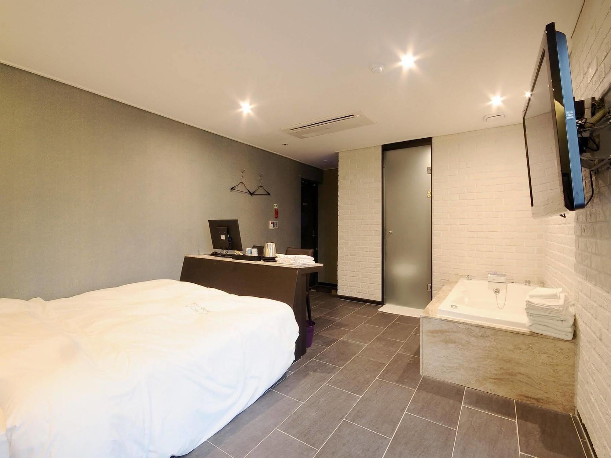 Queens Hotel Seomyeon Busan Exterior photo